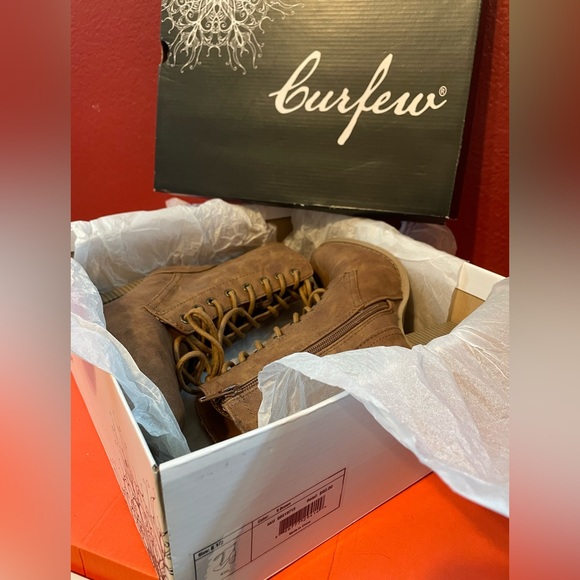 Curfew Brand, size 8.5, 3.5 in. Tall Heel Boots. - Picture 9 of 13